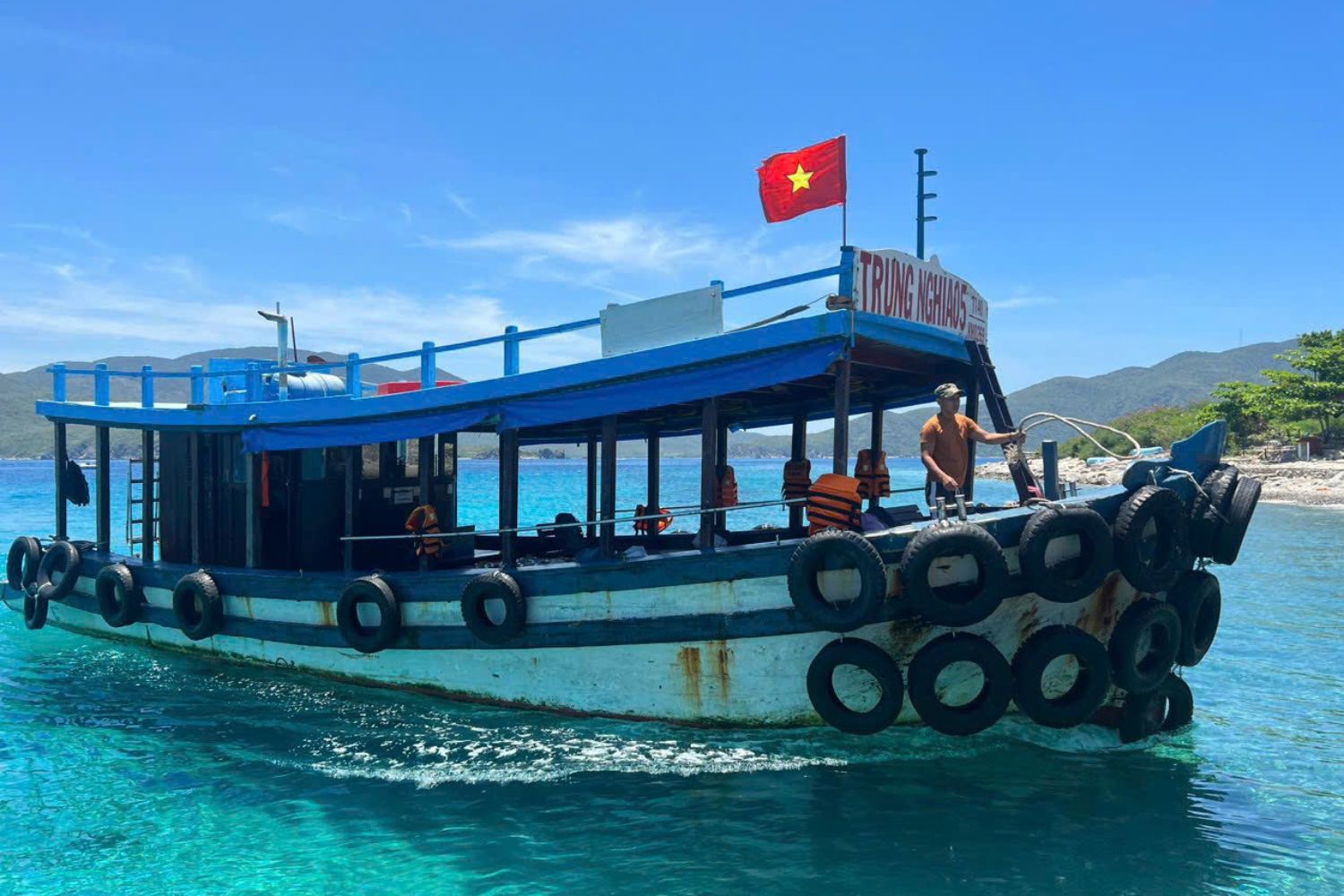 thuê tàu gỗ Nha Trang