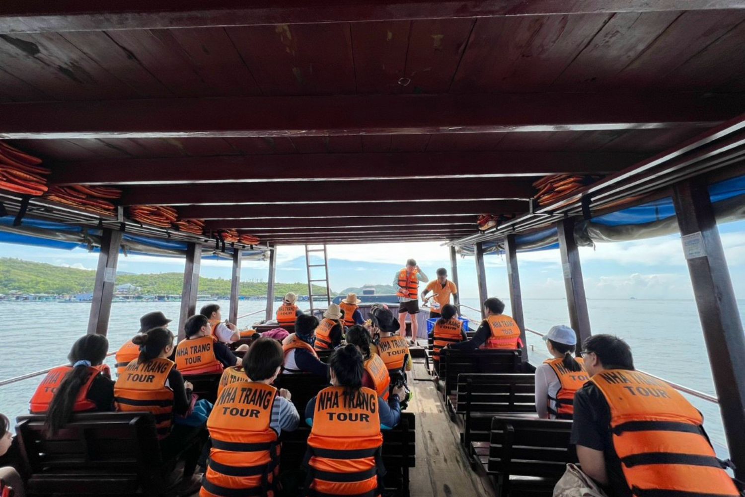 thuê tàu gỗ Nha Trang