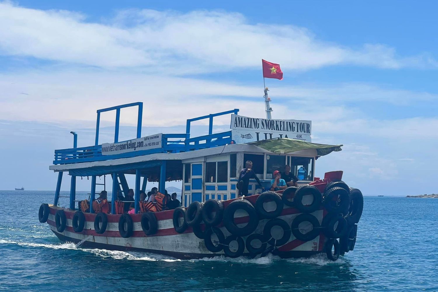 thuê tàu gỗ Nha Trang